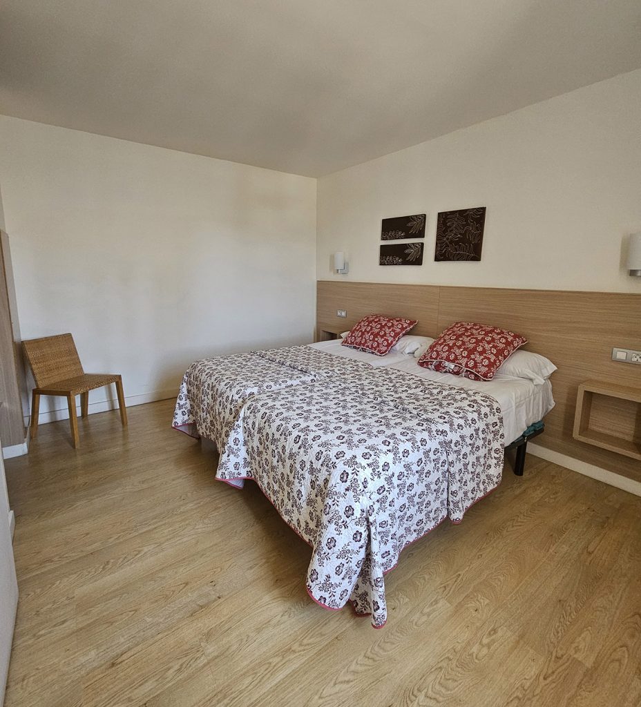Vista del dormitorio con dos camas