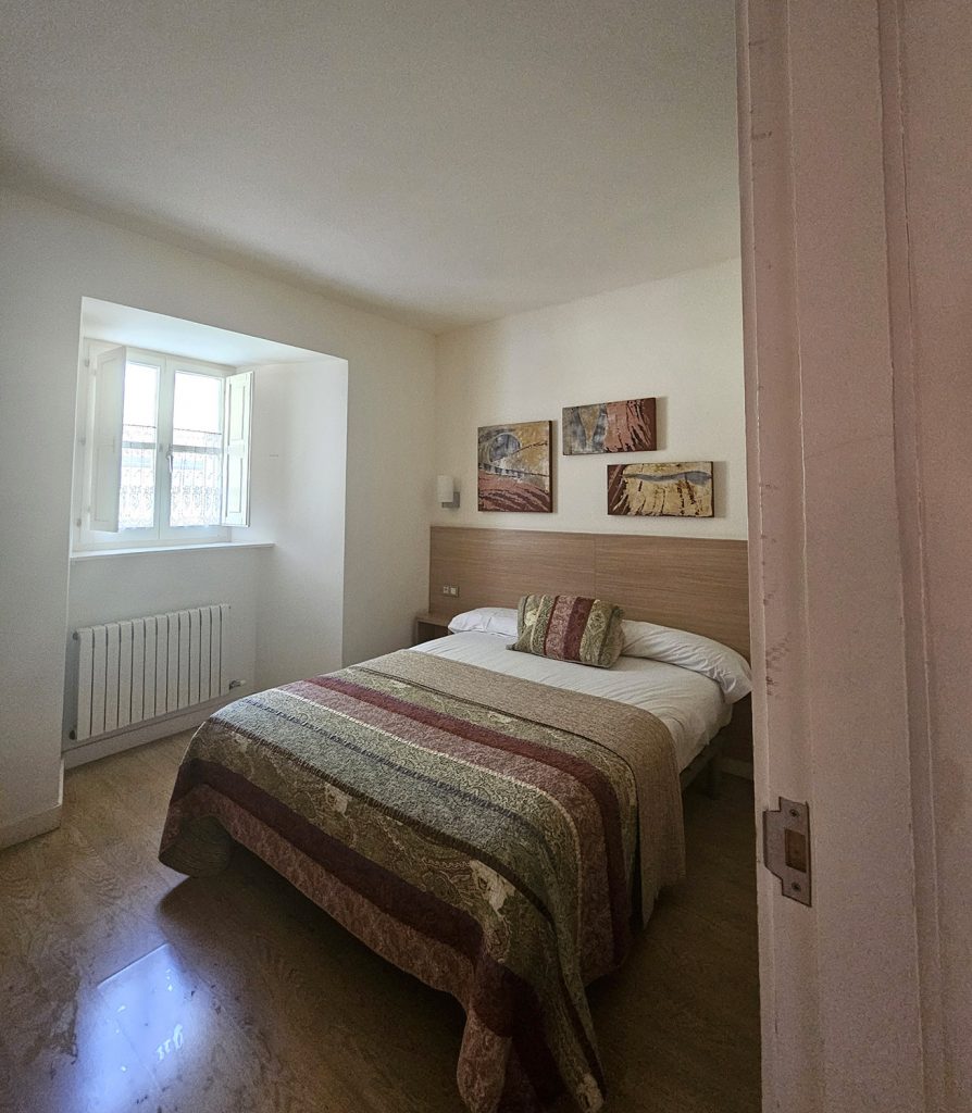 Vista del dormitorio con cama de matrimonio