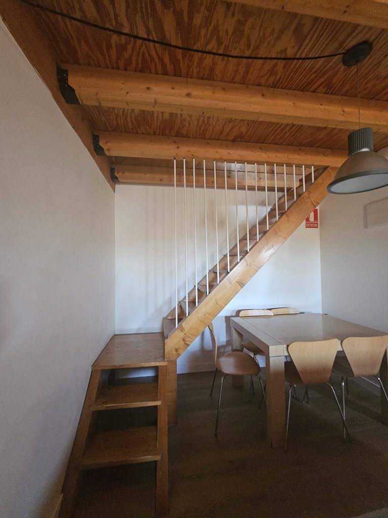 Escalera y mesa con sillas